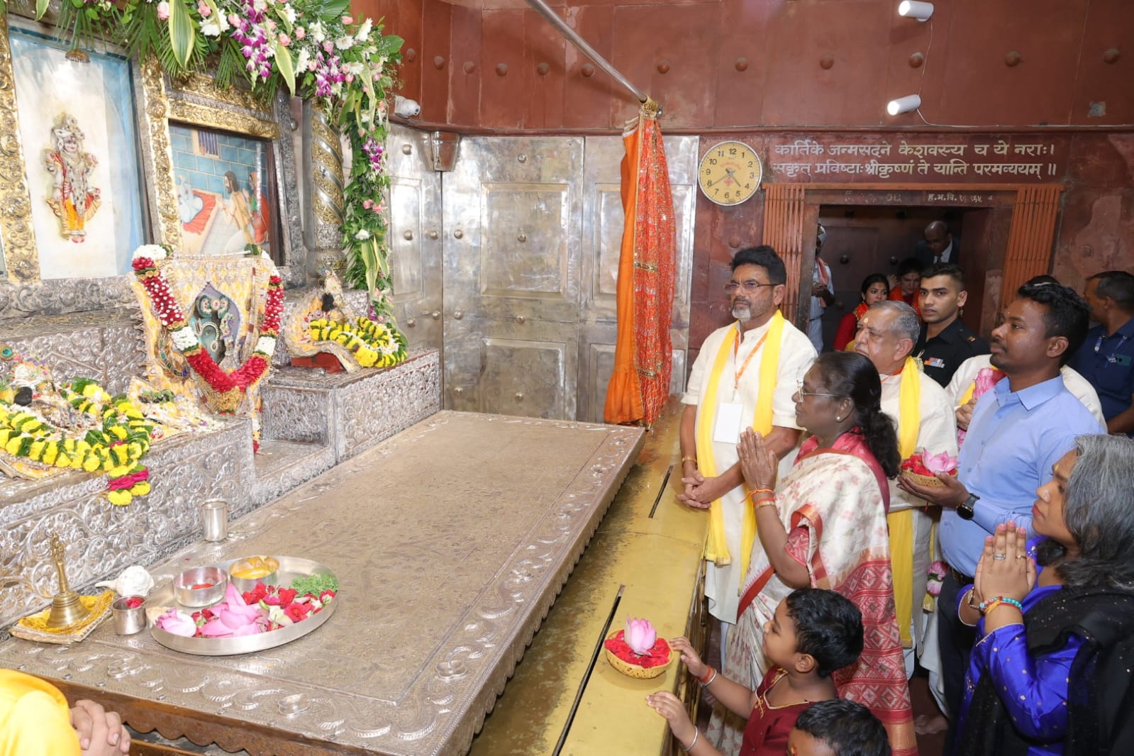 श्रीकृष्ण जन्मभूमि के गर्भगृह के दर्शन करती राष्ट्रपति