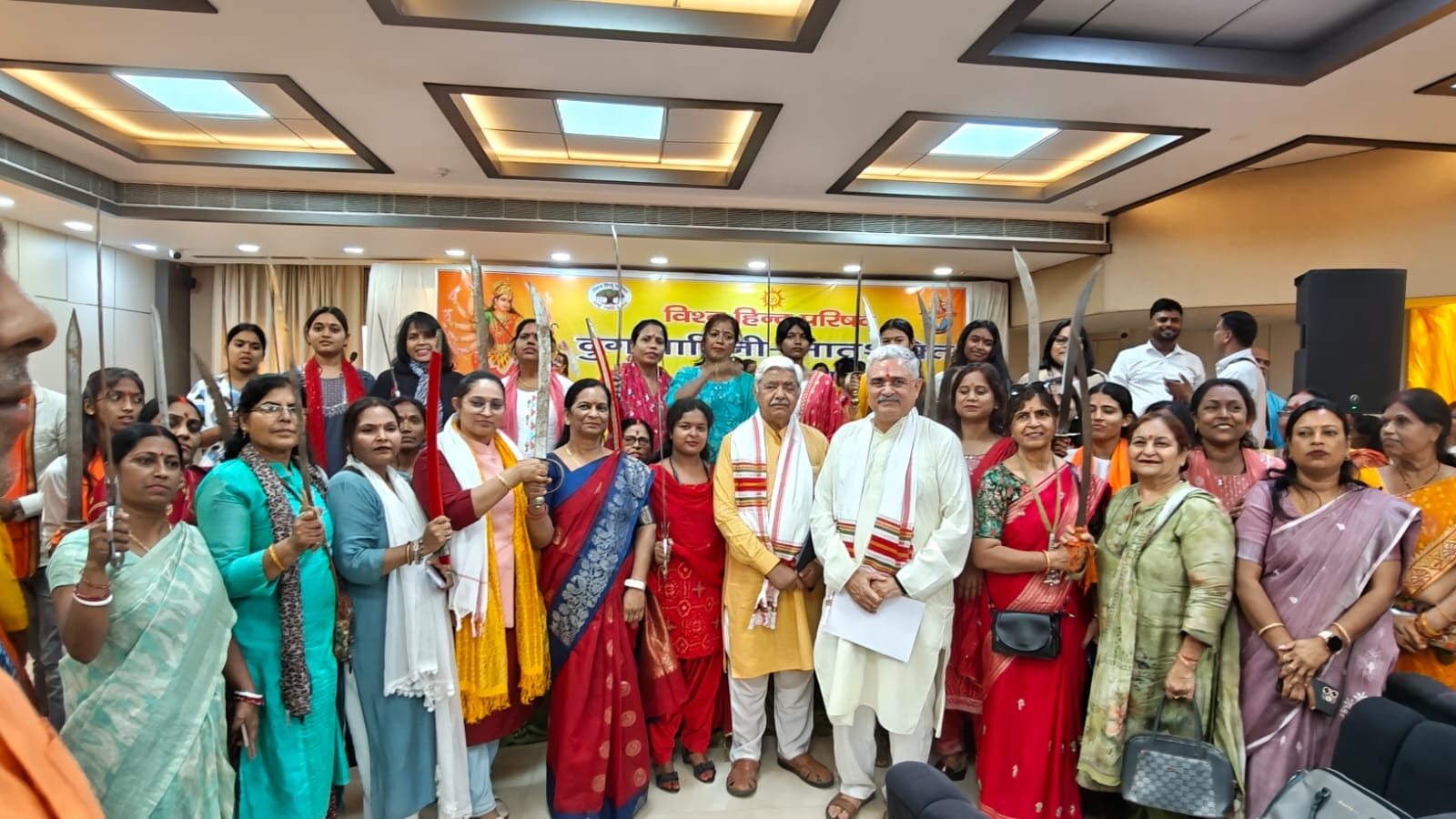 विहिप अध्यक्ष सहित अन्य