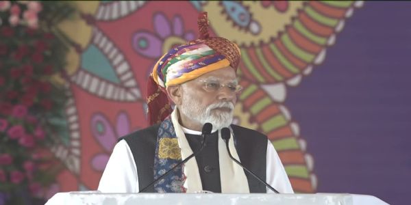 प्रधानमंत्री मोदी कार्यक्रम को संबोधित करते हुए