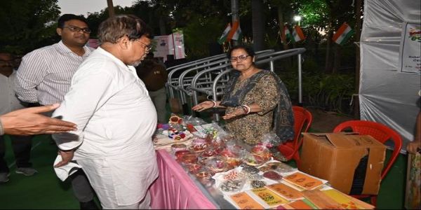 ग्वालियरः मंत्री तोमर ने आजीविका फ्रेश मेले में स्व-सहायता समूह द्वारा लगाए गए स्टॉलों का किया अवलोकन