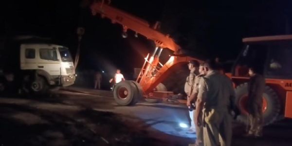 राजमार्ग में भीषण भिड़ंत के बाद आग का गोला बने दो ट्रक, जिंदा जला चालक