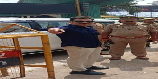 दुर्गा पूजा के मद्देनजर पुलिस आयुक्त ने किया निरीक्षण, ऑटो चालकों से की बात