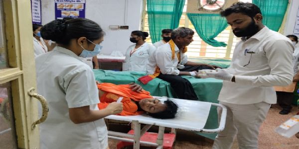 धमतरी जिले में यात्री बस अनियंत्रित होकर पलटी, एक बच्ची की मौत
