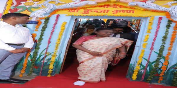 श्रीकृष्ण की नगरी में आते ही राष्ट्रपति द्रौपदी भक्ति में रमीं, ठाकुरजी के दर्शन से हुईं अभिभूत