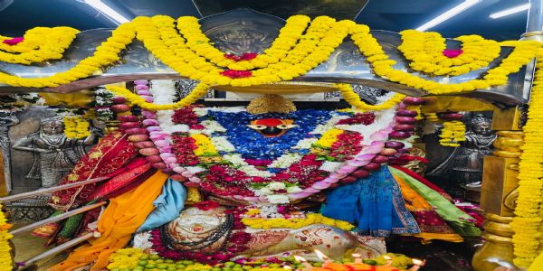 नवरात्र के चौथे दिन डेढ़ लाख श्रद्धालुओं ने किए मां विंध्यवासिनी के दर्शन