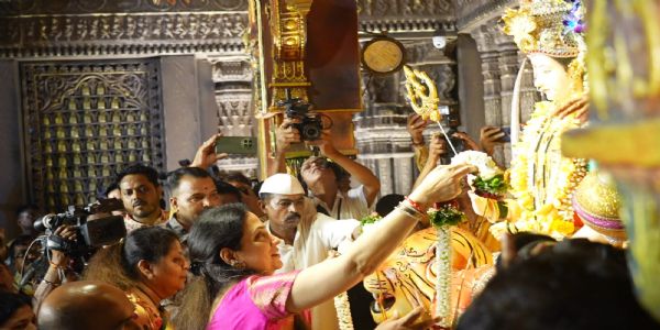 रश्मि ठाकरे ने ठाणे में किए आनंद दिघे की स्थापित देवी के दर्शन