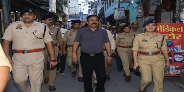 नगर में एक हजार पुलिस बल के साथ जिलाधिकारी और एसएसपी ने किया फ्लैग मार्च