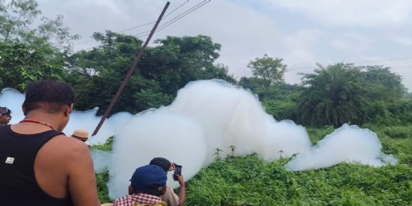 रहस्यमयी झाग से ग्रामीणों में उत्सुकता और चिंता