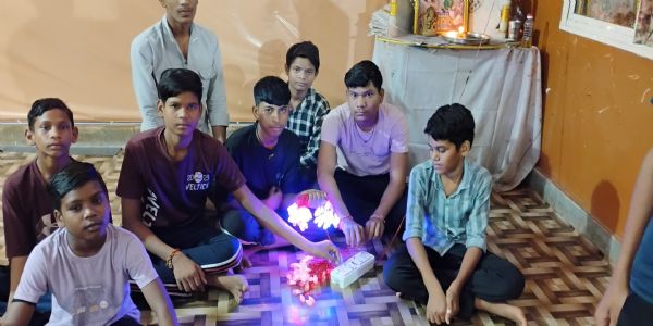 छात्रावास के बालकों को स्वदेशी झालर बनाने का दिया प्रशिक्षण, स्वावलंबी बनाने का संकल्प