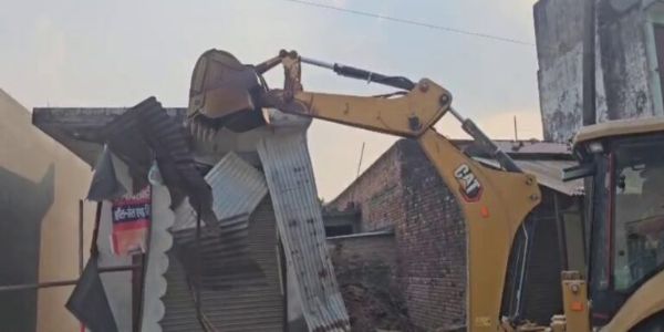 पेपरलीक के आरोपित खालिद की दुकान पर चला बुलडोजर