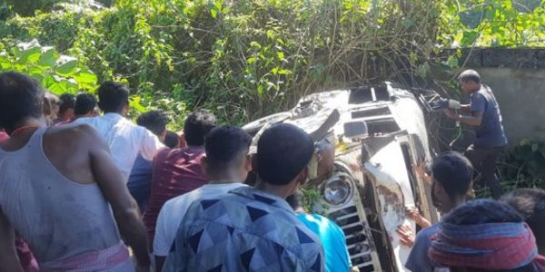 सड़क दुर्घटना में दस घायल, वाहन क्षतिग्रस्त