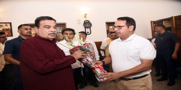 एनएच 003 के निर्माण में कोताही को लेकर गडकरी से मिले राजेश, सौंपा ज्ञापन