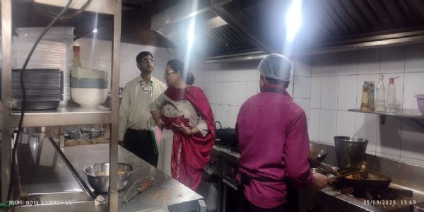 मिठाई दुकान और ढोसा सेंटर का खाद्य सुरक्षा पदाधिकारी ने किया निरीक्षण
