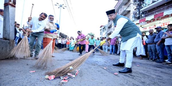 मंत्री सारंग ने सफाई मित्रों के साथ किया श्रमदान, लोगों से की स्‍वच्‍छता में योगदान देने की अपील