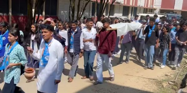 छात्र संघ चुनावों में मनमानी का आरोप, उच्च शिक्षा मंत्री का पुतला जलाया