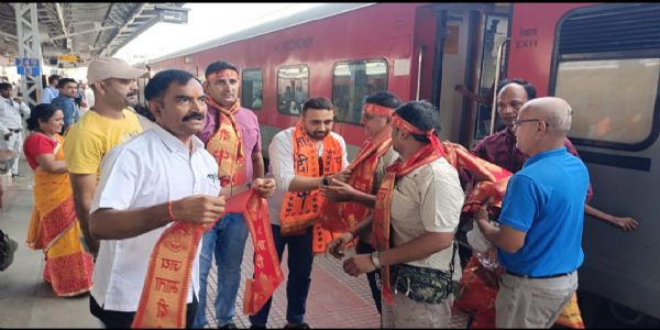 माता वैष्णो देवी यात्रा के लिए रवाना हुआ संघ का 48 सदस्यीय दल
