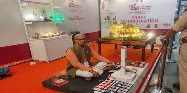नोएडा के ट्रेड शो में प्रधानमंत्री ने देखा बांदा के शिल्पकार के हाथाें शजर पत्थर से बना राम मंदिर