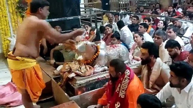 बाबा महाकाल की भस्म आरती में शामिल हुए संजय दत्त