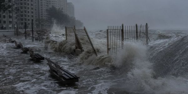 हांगकांग में सुपर टाइफून रागासा के प्रभाव से हेंग फा चुएन क्षेत्र में तट से टकराती तेज लहरें। फोटो - इंटरनेट मीडिया