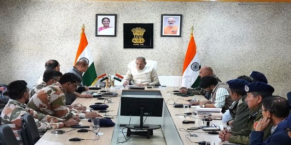उपराज्यपाल कविन्द्र गुप्ता समीक्षा बैठक करते हुए