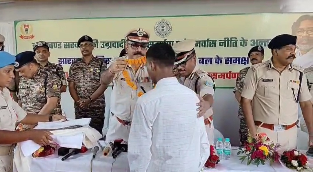 नक्सलियों का स्वागत करते  डीजीपी