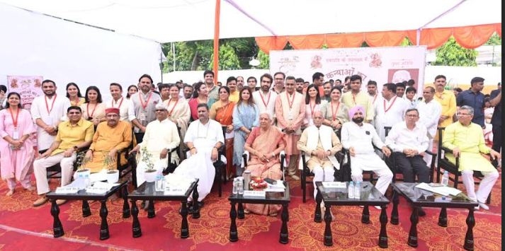 कन्यापूजन कार्यक्रम में बैठी राज्यपाल आनंदीबेन पटेल,चंपत राय व क्षेत्र प्रचारक अनिल