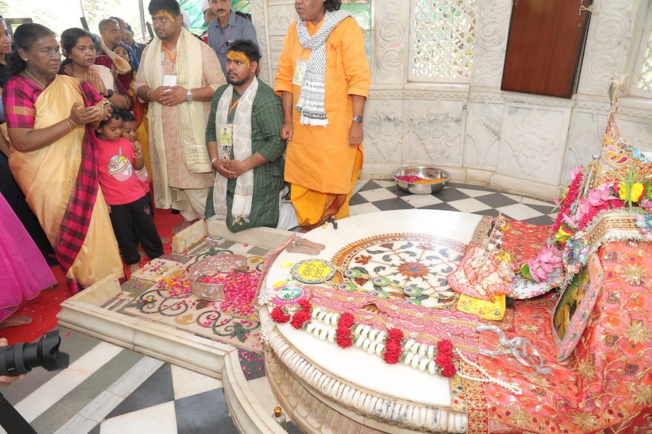 निधिवन में पूजा अर्चना करती राष्ट्रपति द्रौपदी मुर्मु