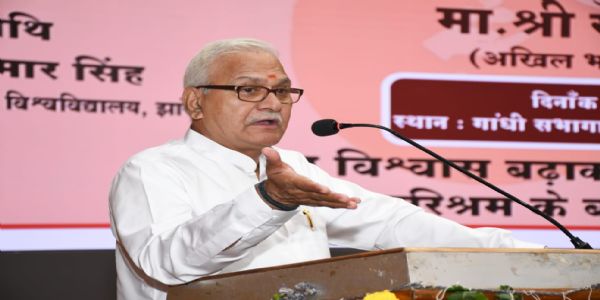 कार्यक्रम में बोलते हुए मुख्य वक्ता