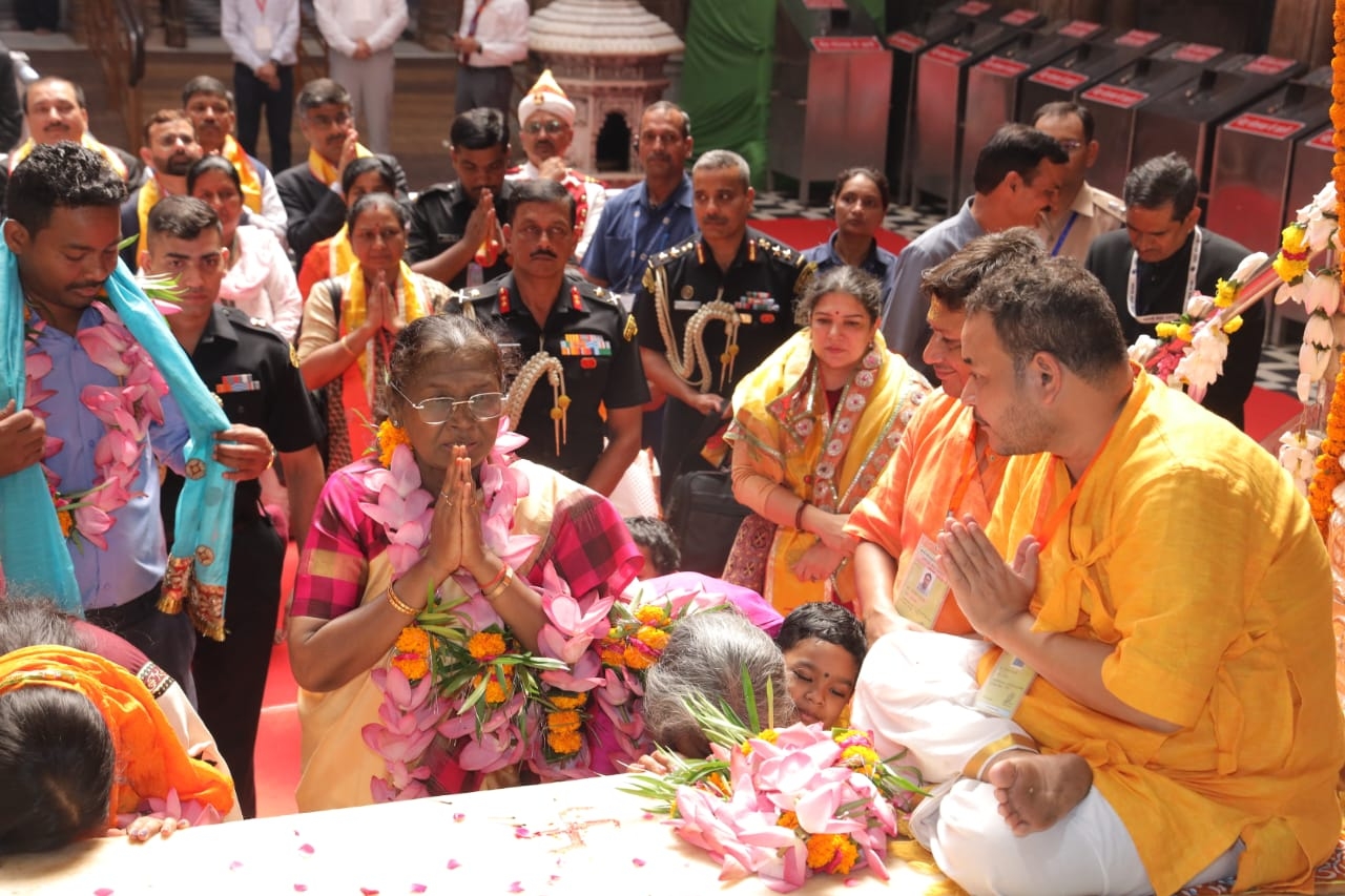 पूजा अर्चना में लीन राष्ट्पति