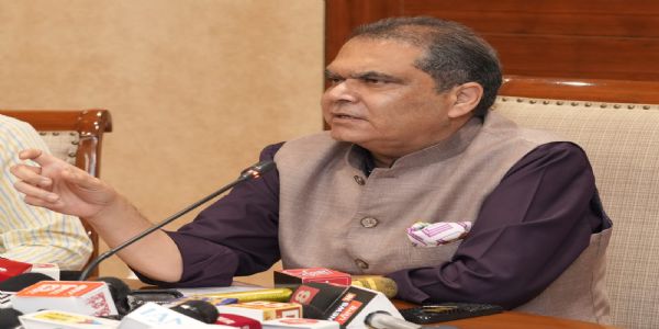 पंजाब के उद्योग मंत्री संजीव अरोड़ा चंडीगढ़ में पत्रकारों से बातचीत करते हुए