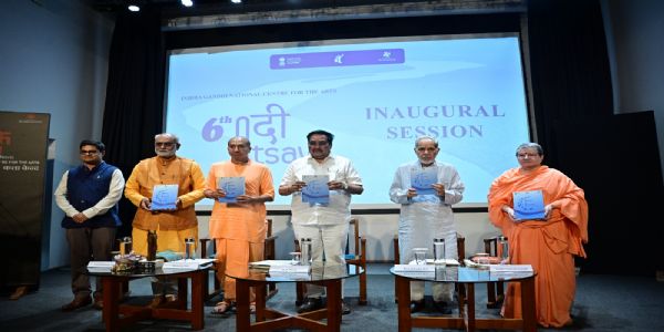आईजीएनसीए में छठे नदी उत्सव में मंचासीन केंद्रीय मंत्री सीआर पाटिल, रामबहादुर राय व अन्य
