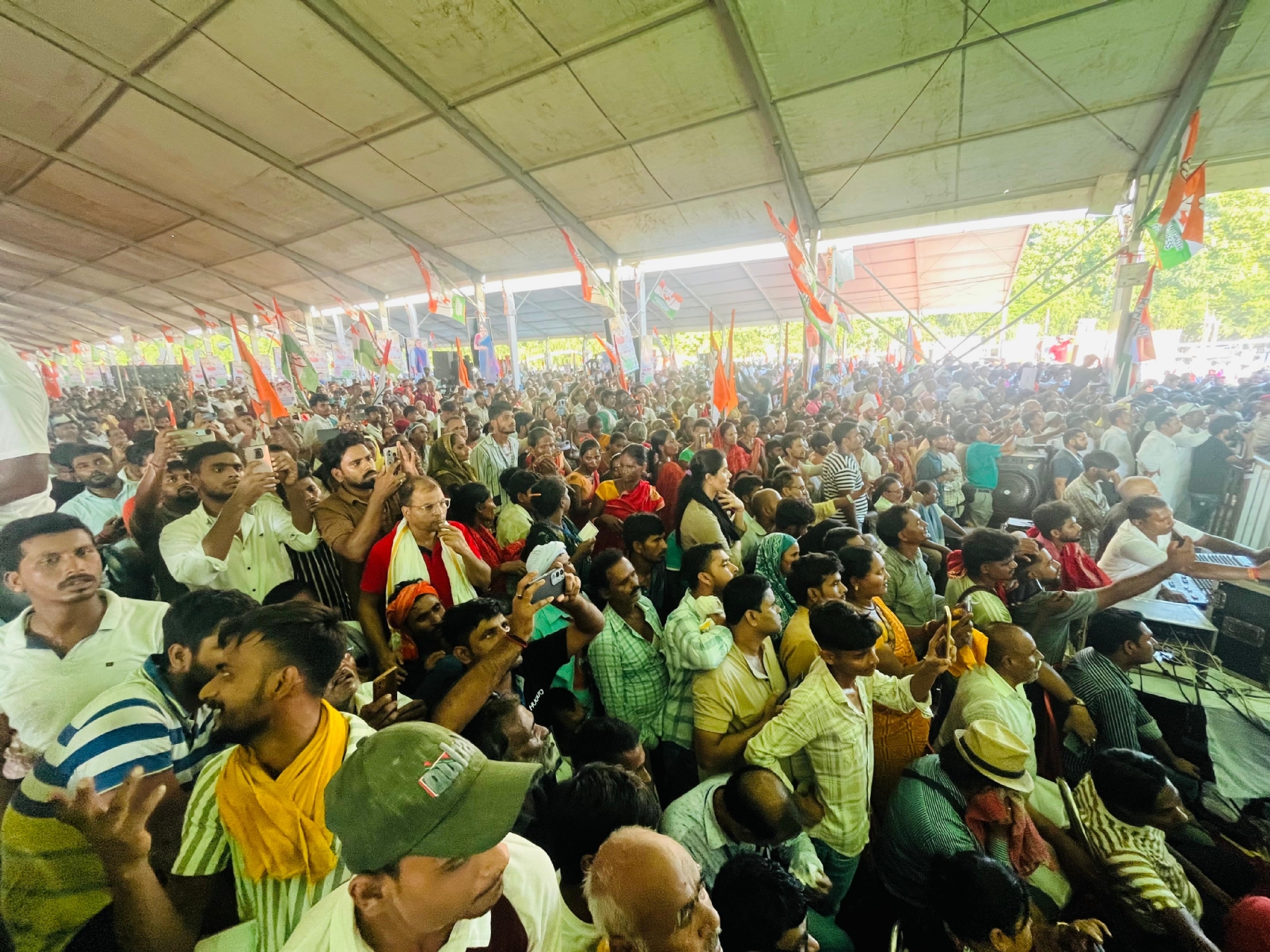 जनसभा में जुटे लोग