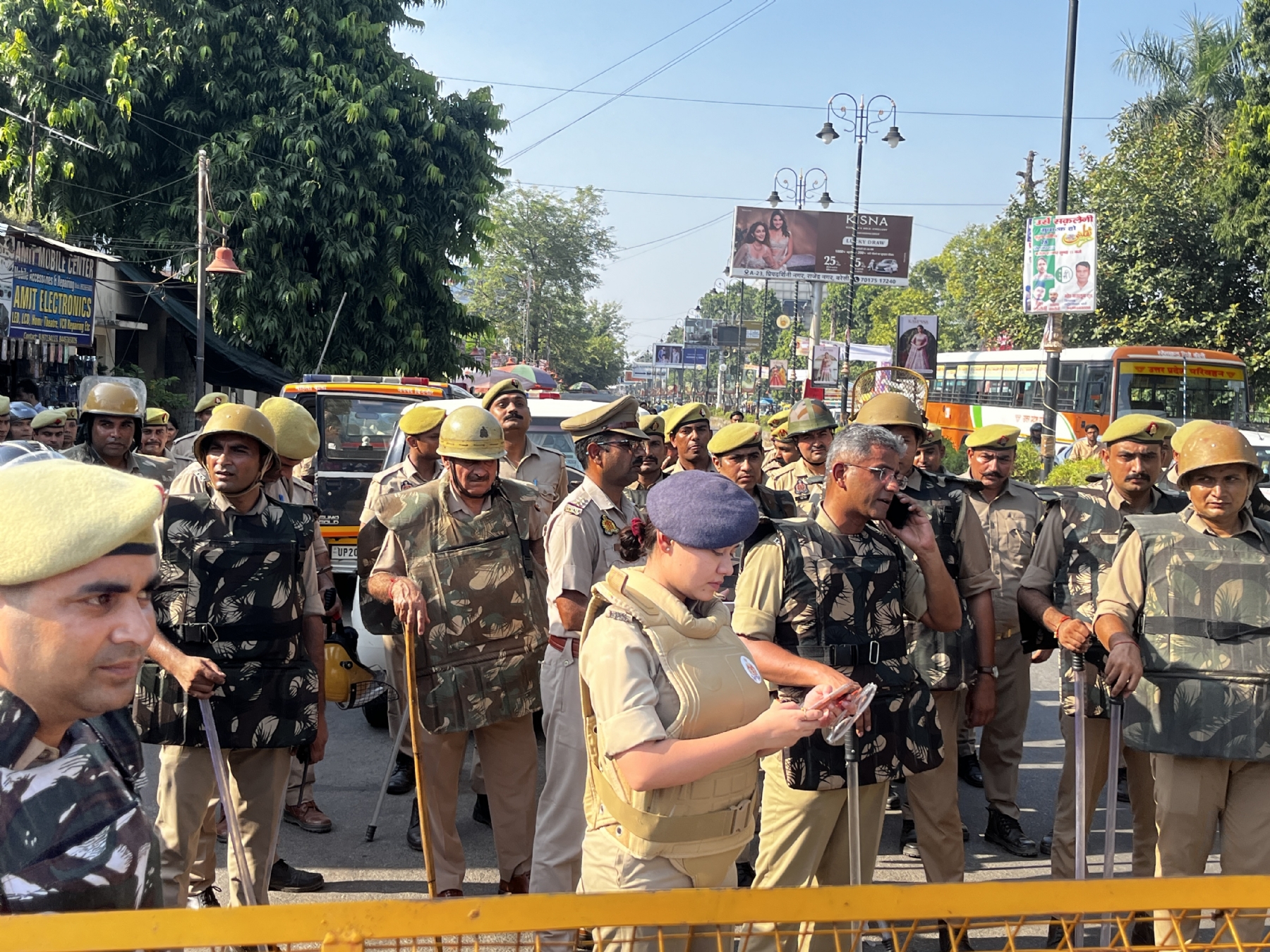 बरेली में पोस्टर विवाद पर भड़के उपद्रवियों को खदेड़ती पुलिस, भारी फोर्स तैनात कर इलाके को छावनी में बदला गया।
