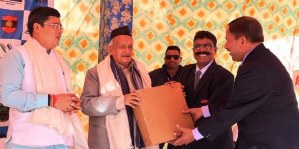 बदरीनाथ धाम में एमटीवी चैलेंज प्रतियोगिता के मौके पर मुख्य अतिथि पूर्व सीएम कोश्यारी को स्मृति चिह्न भेंट देते हुए।
