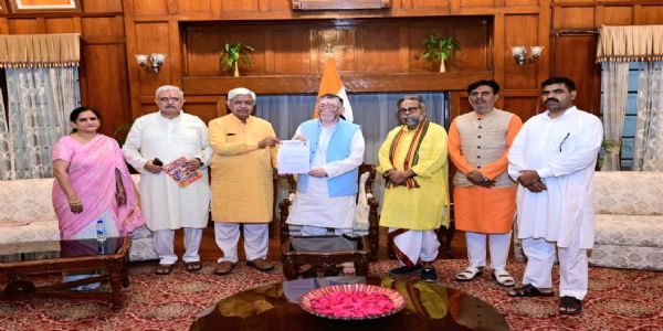 विहिप के केंद्रीय अध्यक्ष सहित अन्य राज्यपाल से मिलते हुए