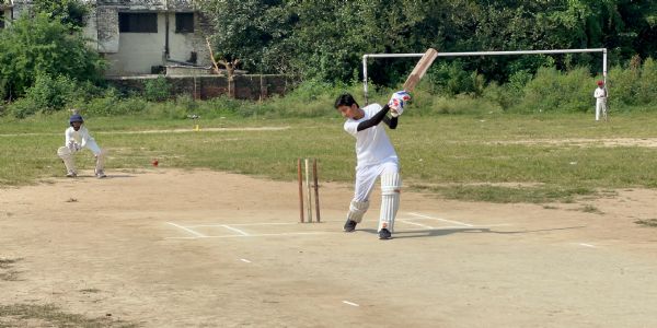 माध्यमिक स्कूलों की जनपदीय क्रिकेट प्रतियोगिता में शाट लगाता खिलाड़ी।