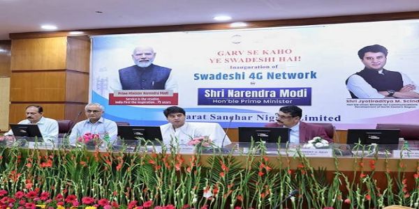 प्रेस कांफ्रेंस को संबोधित करते संचार मंत्री ज्योतिरादित्य सिंधिया