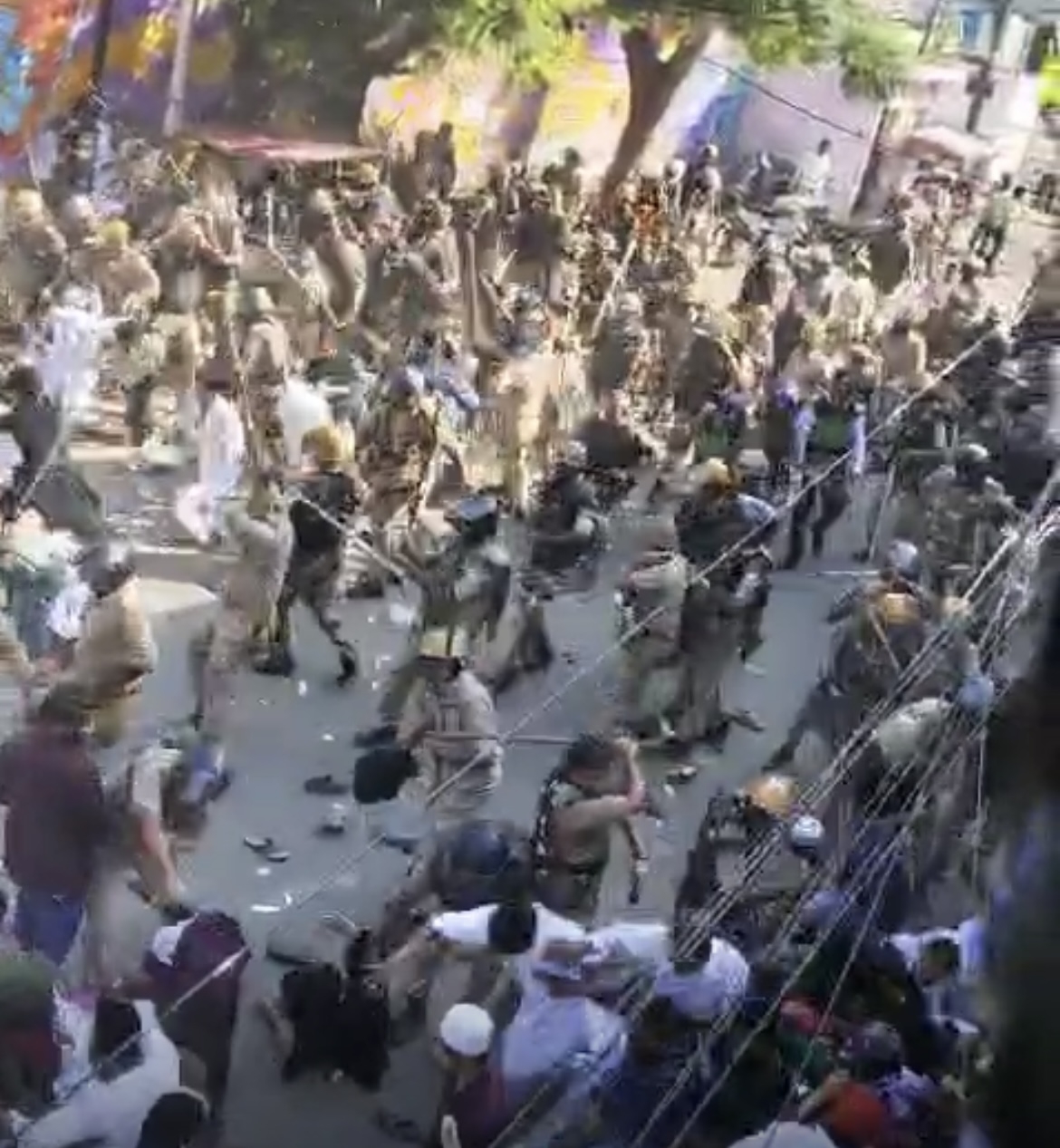 बरेली में पोस्टर विवाद पर भड़के उपद्रवियों को खदेड़ती पुलिस, भारी फोर्स तैनात कर इलाके को छावनी में बदला गया।