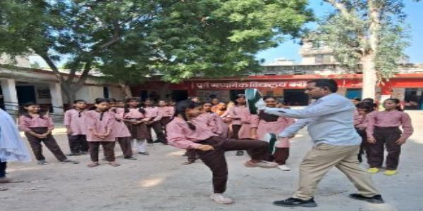 आत्मरक्षा का अभ्यास करती बालिकाएं