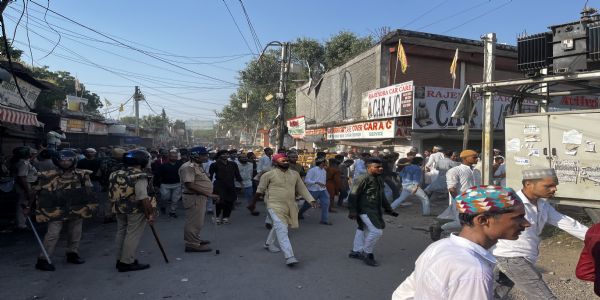 बरेली में पोस्टर विवाद पर भड़के उपद्रवियों को खदेड़ती पुलिस, भारी फोर्स तैनात कर इलाके को छावनी में बदला गया।