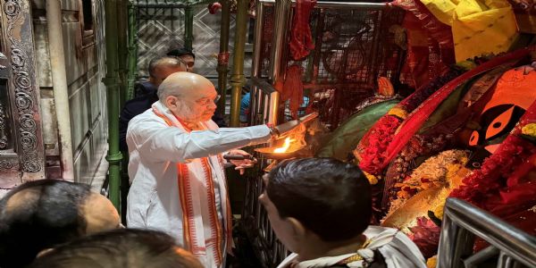 कोलकाता के प्रसिद्ध कालीघाट मंदिर में गृह मंत्री अमित शाह ने की पूजा