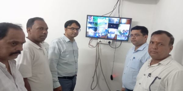 डीसी ने किया ईवीएम वेयरहाउस का निरीक्षण