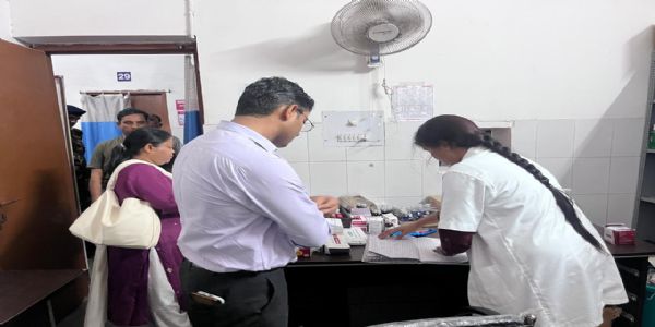 डीडीसी ने मांडू प्रखंड का किया दौरा, अस्पताल और स्कूल का किया निरीक्षण
