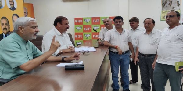 शाम लाल शर्मा ने भाजपा मुख्यालय में जन शिकायत शिविर लगाया
