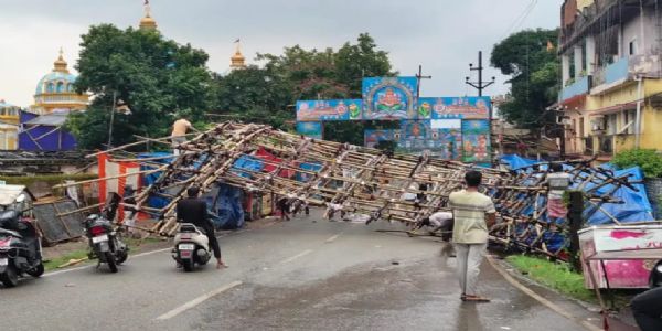 दुर्गा पूजा पंडाल का तोरण द्वार गिरा, बड़ा हादसा टला