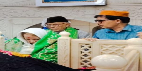पूर्व उपराष्ट्रपति की पत्नी ने दरगाह साबिर पाक में पेश की चादर