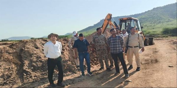 ग्वालियरः चार स्थानों पर डम्प अवैध रेत जब्त, रेत निकालने की संरचनाएं भी कीं नष्ट