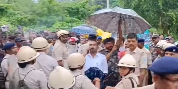 सड़क निर्माण की मांग को लेकर आठ गांवों के लोगों ने घेरा मंत्री का आवास