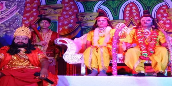 साकची रामलीला मंच पर कैकयी-मंथरा संवाद और राम का वनगमन प्रसंग का मंचन