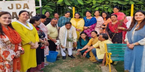 महिला मोर्चा जम्मू-कश्मीर ने उत्साह और प्रतिबद्धता के साथ एक पेड़ माँ के नाम अभियान का नेतृत्व किया